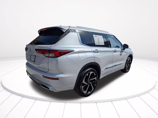 2022 White Mitsubishi Outlander SEL 4X4 SUV