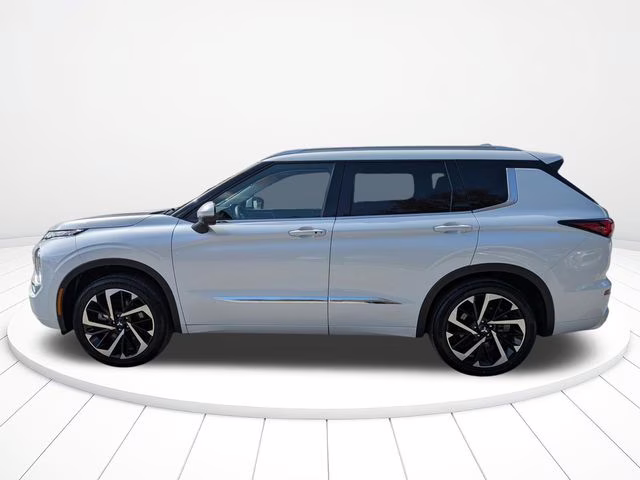 2022 White Mitsubishi Outlander SEL 4X4 SUV