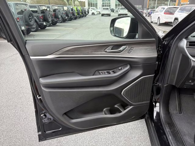 2026 Diamond Black Crystal Pearlcoat Jeep Grand Cherokee Limited 4X4 SUV