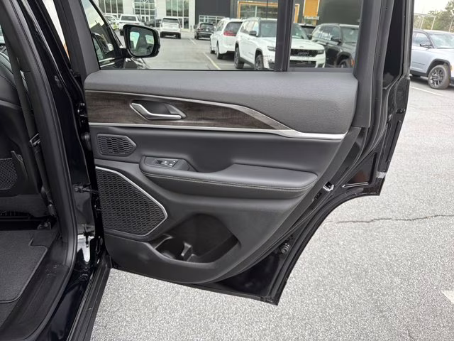 2026 Diamond Black Crystal Pearlcoat Jeep Grand Cherokee Limited 4X4 SUV