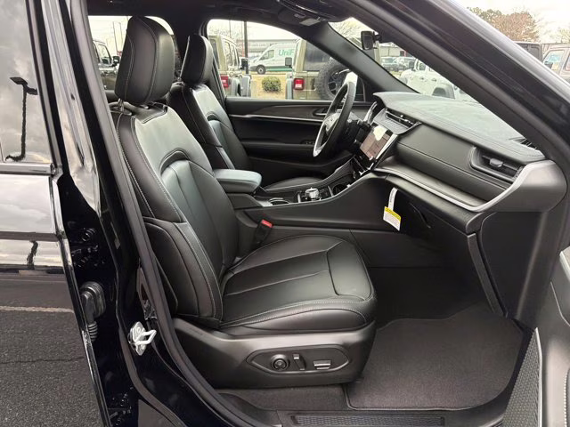 2026 Diamond Black Crystal Pearlcoat Jeep Grand Cherokee Limited 4X4 SUV