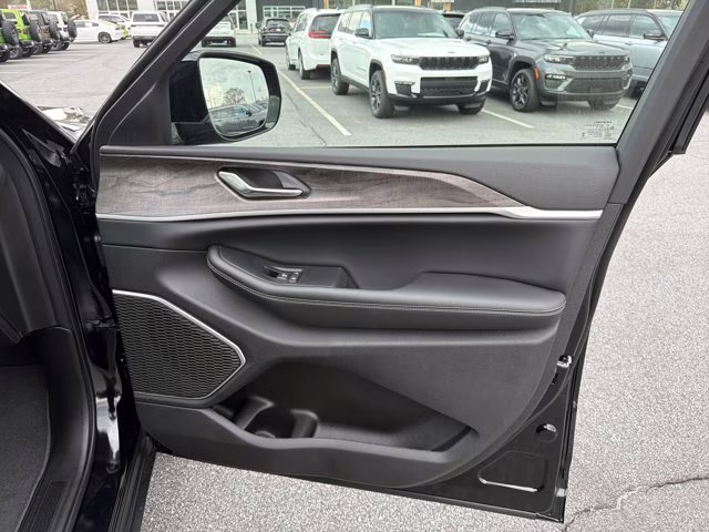 2026 Diamond Black Crystal Pearlcoat Jeep Grand Cherokee Limited 4X4 SUV