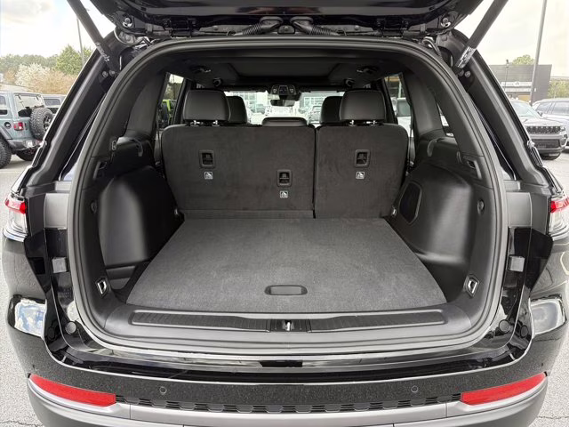 2026 Diamond Black Crystal Pearlcoat Jeep Grand Cherokee Limited 4X4 SUV