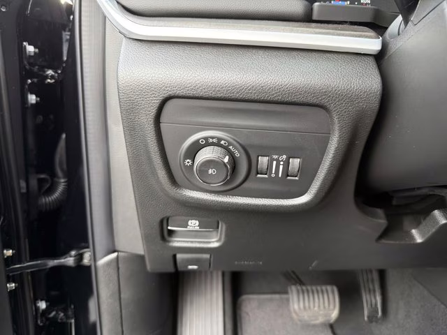 2026 Diamond Black Crystal Pearlcoat Jeep Grand Cherokee Limited 4X4 SUV