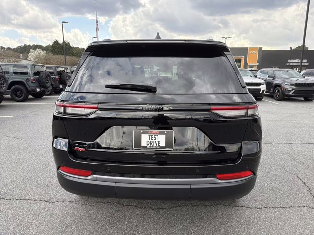 2026 Diamond Black Crystal Pearlcoat Jeep Grand Cherokee Limited 4X4 SUV