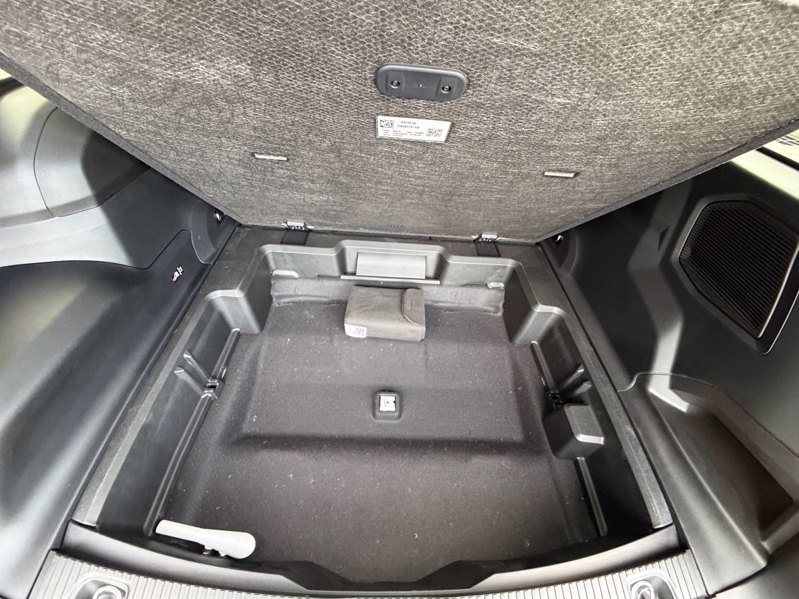 2026 Silver Zynith Clearcoat Jeep Cherokee Limited 4X4 SUV