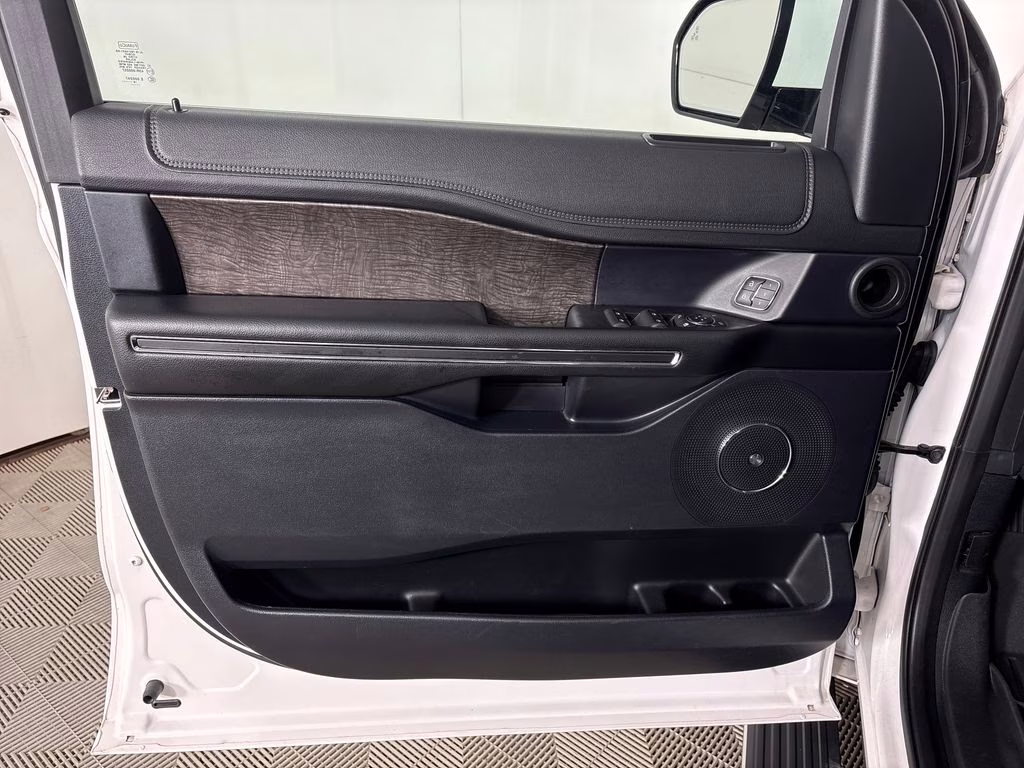 2019 White Platinum Clearcoat Metallic Ford Expedition Limited RWD SUV