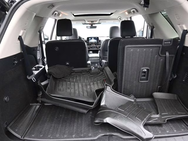 2023 Pearl White Tricoat Nissan Pathfinder Platinum 4X4 SUV