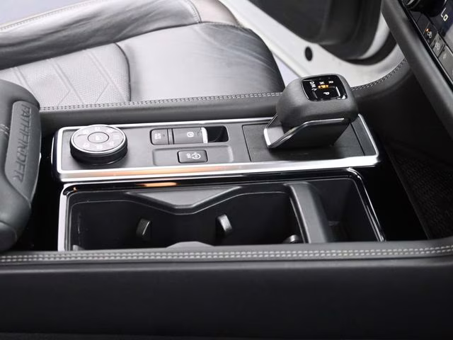 2023 Pearl White Tricoat Nissan Pathfinder Platinum 4X4 SUV