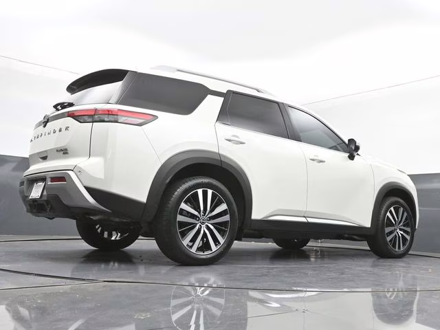 2023 Pearl White Tricoat Nissan Pathfinder Platinum 4X4 SUV