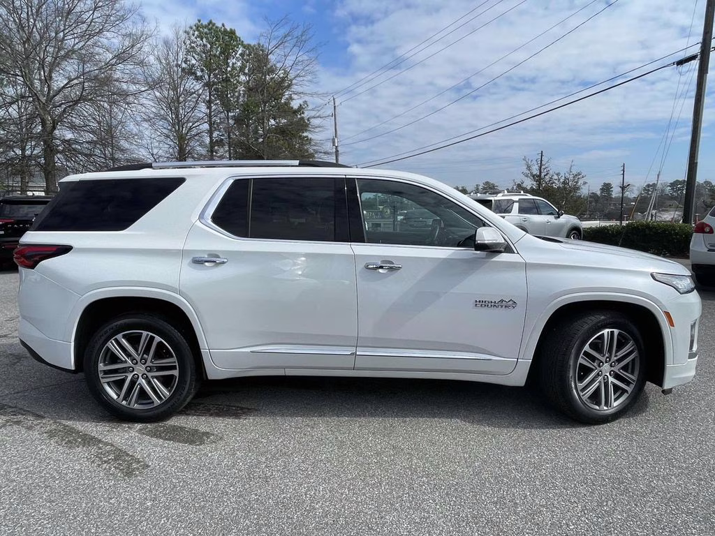 2023 Iridescent Pearl Tricoat Chevrolet Traverse High Country FWD SUV