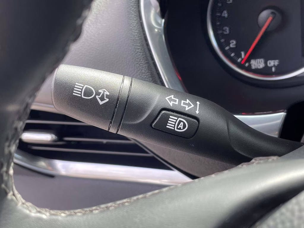 2023 Iridescent Pearl Tricoat Chevrolet Traverse High Country FWD SUV