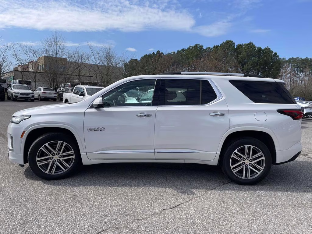 2023 Iridescent Pearl Tricoat Chevrolet Traverse High Country FWD SUV