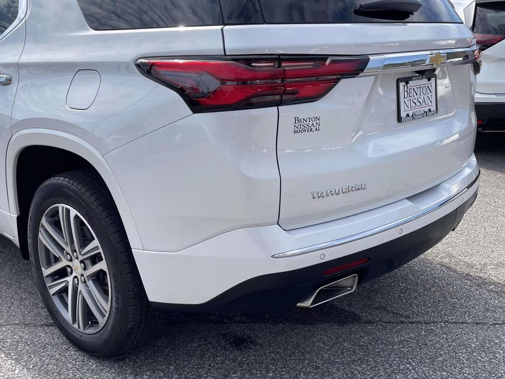 2023 Iridescent Pearl Tricoat Chevrolet Traverse High Country FWD SUV