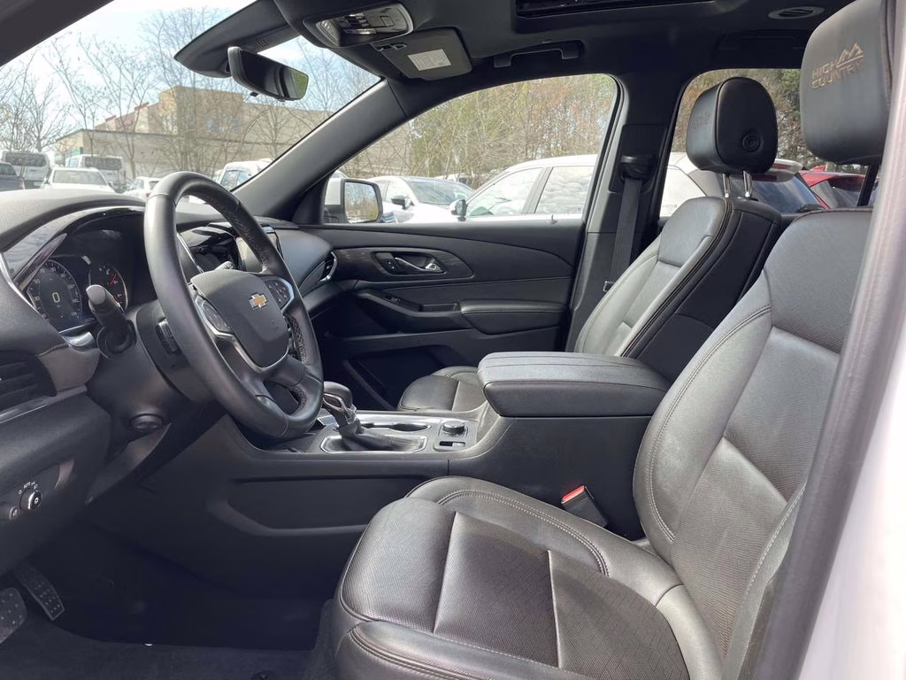 2023 Iridescent Pearl Tricoat Chevrolet Traverse High Country FWD SUV