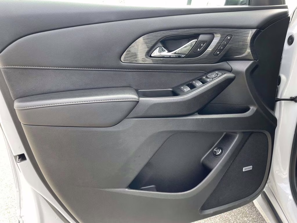 2023 Iridescent Pearl Tricoat Chevrolet Traverse High Country FWD SUV