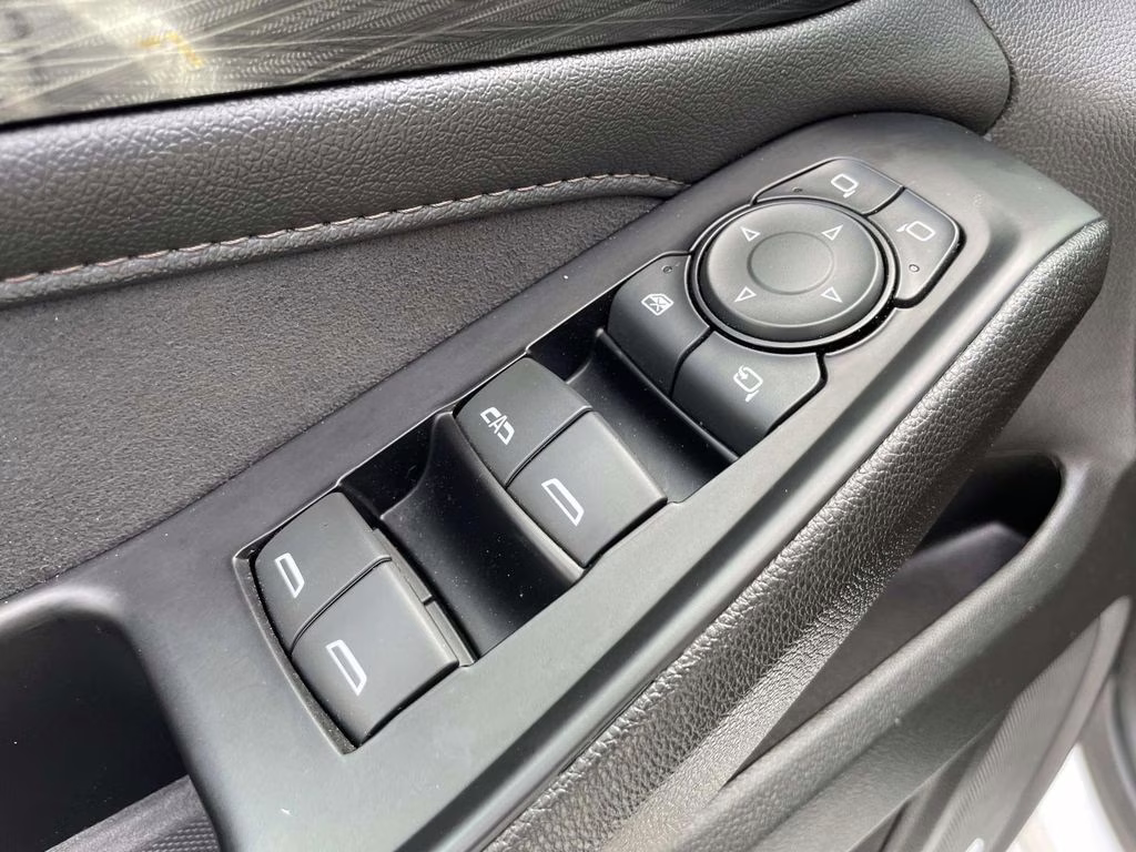 2023 Iridescent Pearl Tricoat Chevrolet Traverse High Country FWD SUV