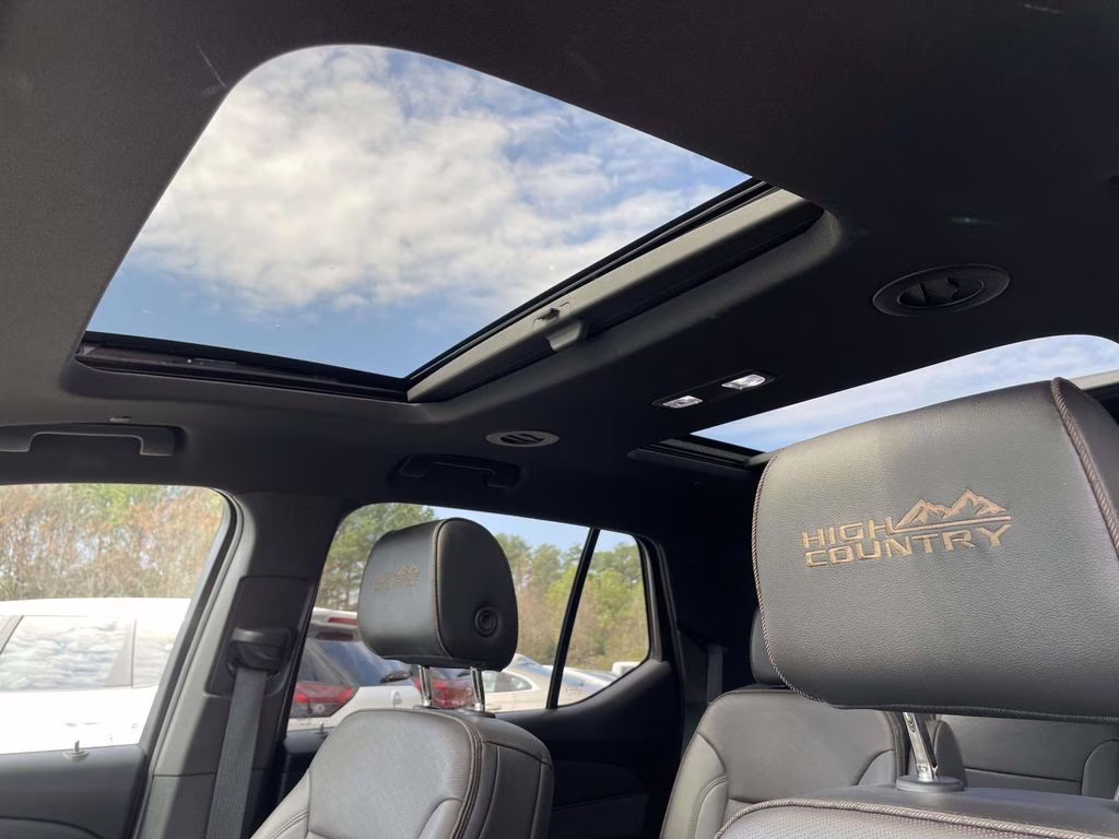 2023 Iridescent Pearl Tricoat Chevrolet Traverse High Country FWD SUV