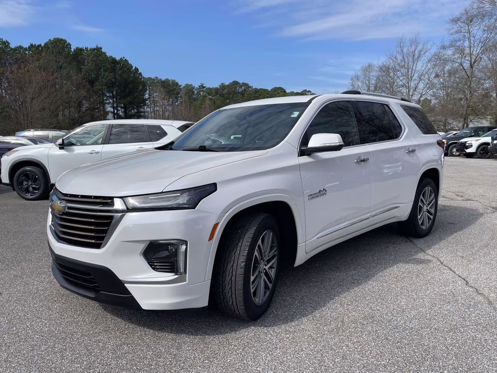 2023 Iridescent Pearl Tricoat Chevrolet Traverse High Country FWD SUV