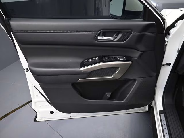 2023 Pearl White Tricoat Nissan Pathfinder Platinum 4X4 SUV