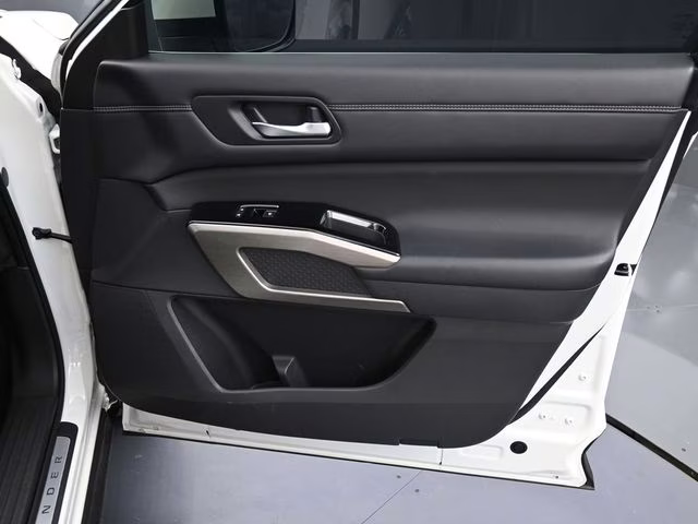 2023 Pearl White Tricoat Nissan Pathfinder Platinum 4X4 SUV