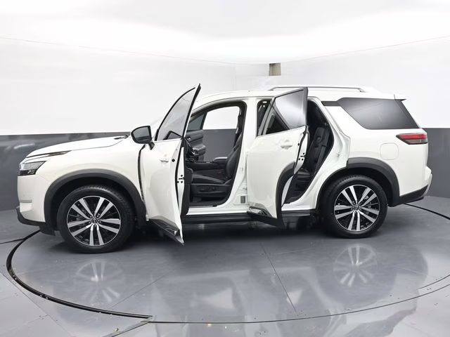 2023 Pearl White Tricoat Nissan Pathfinder Platinum 4X4 SUV