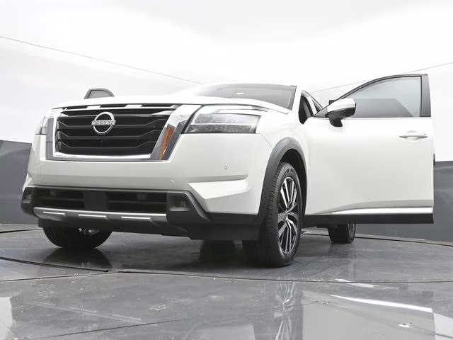 2023 Pearl White Tricoat Nissan Pathfinder Platinum 4X4 SUV