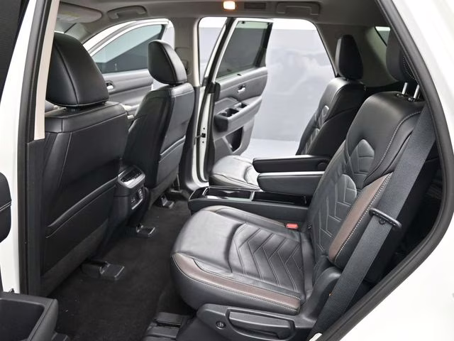 2023 Pearl White Tricoat Nissan Pathfinder Platinum 4X4 SUV