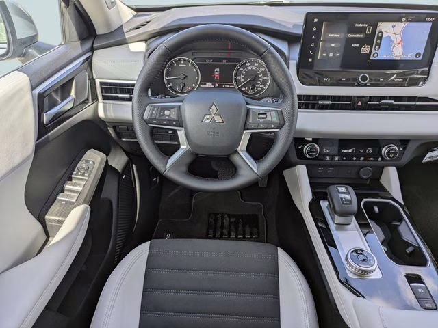 2026 Moonstone Gray Metallic Mitsubishi Outlander SE FWD SUV