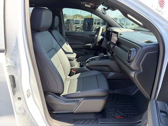 2025 Summit White Chevrolet Colorado 4WD Trail Boss 4X4 Truck