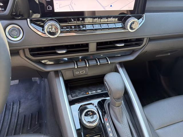 2025 Summit White Chevrolet Colorado 4WD Trail Boss 4X4 Truck