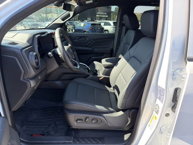 2025 Summit White Chevrolet Colorado 4WD Trail Boss 4X4 Truck