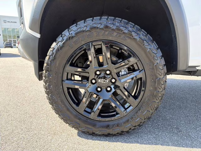 2025 Summit White Chevrolet Colorado 4WD Trail Boss 4X4 Truck