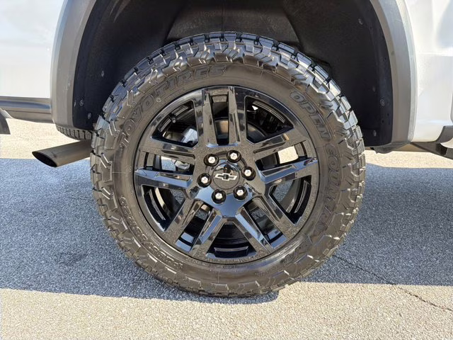 2025 Summit White Chevrolet Colorado 4WD Trail Boss 4X4 Truck