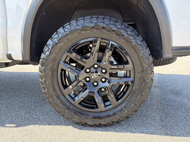 2025 Summit White Chevrolet Colorado 4WD Trail Boss 4X4 Truck