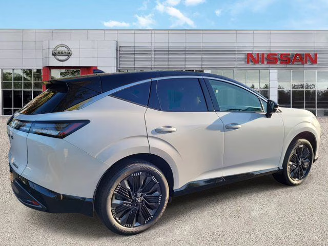 2026 Everest White Pearl/Black Nissan Murano Platinum AWD SUV