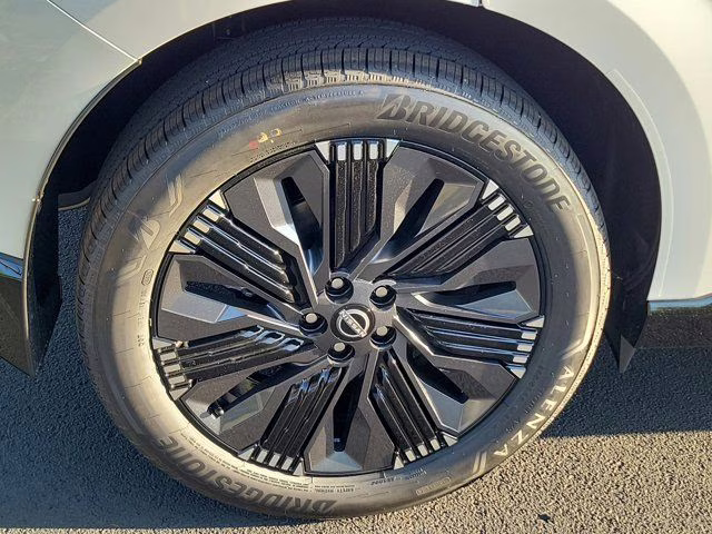 2026 Everest White Pearl/Black Nissan Murano Platinum AWD SUV