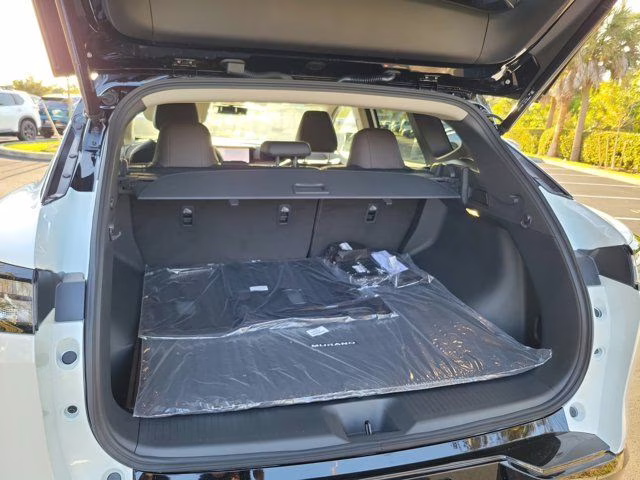 2026 Everest White Pearl/Black Nissan Murano Platinum AWD SUV