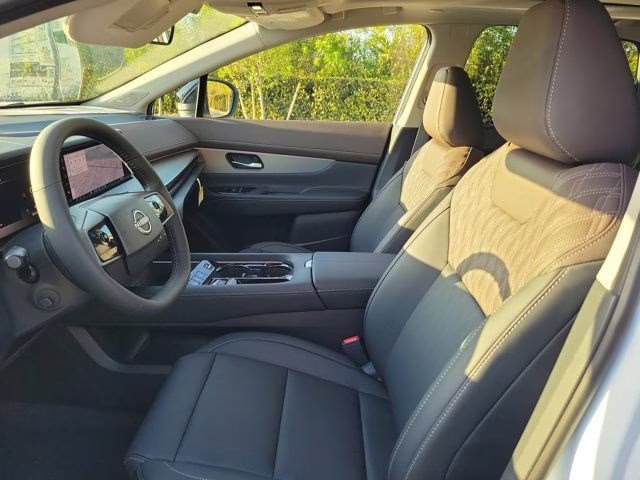 2026 Everest White Pearl/Black Nissan Murano Platinum AWD SUV