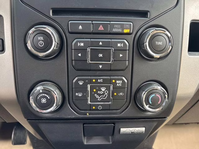 2014 Oxford White Ford F-150 XLT 4X4 Truck