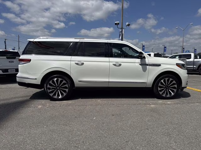 2024 White Metallic Lincoln Navigator L Reserve 4X4 SUV