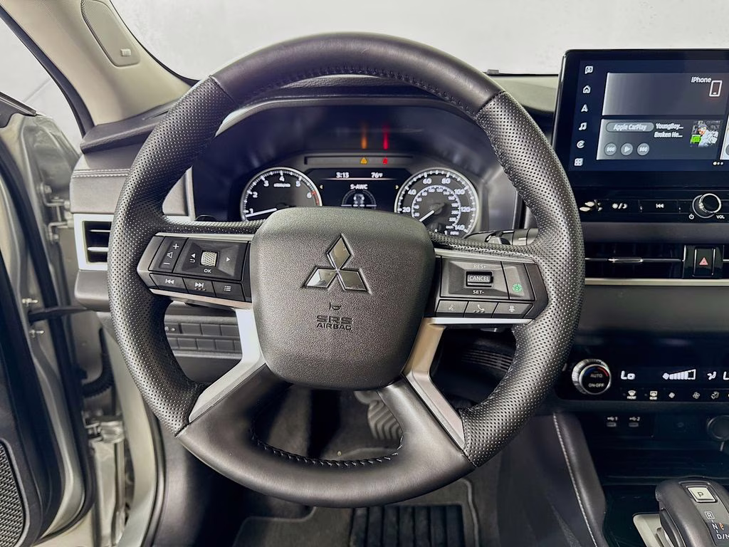 2025 Silver Mitsubishi Outlander SE AWD SUV