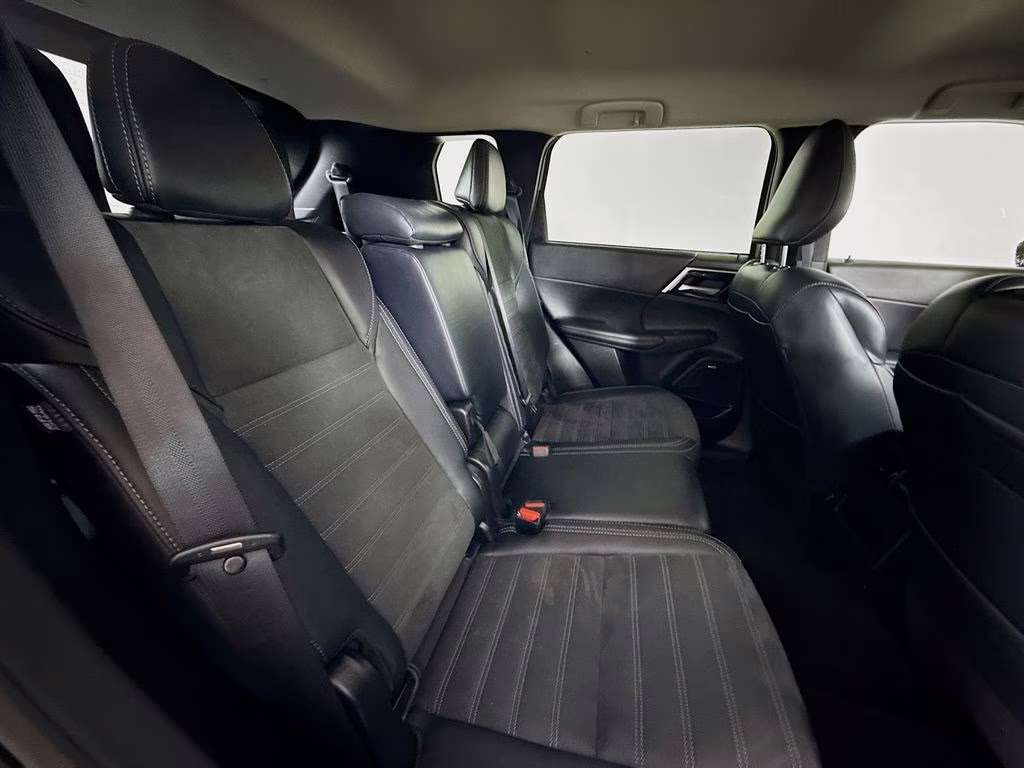 2025 Silver Mitsubishi Outlander SE AWD SUV