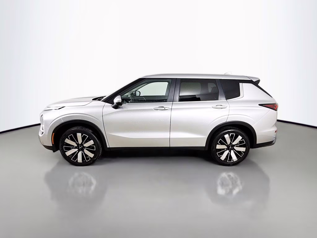 2025 Silver Mitsubishi Outlander SE AWD SUV