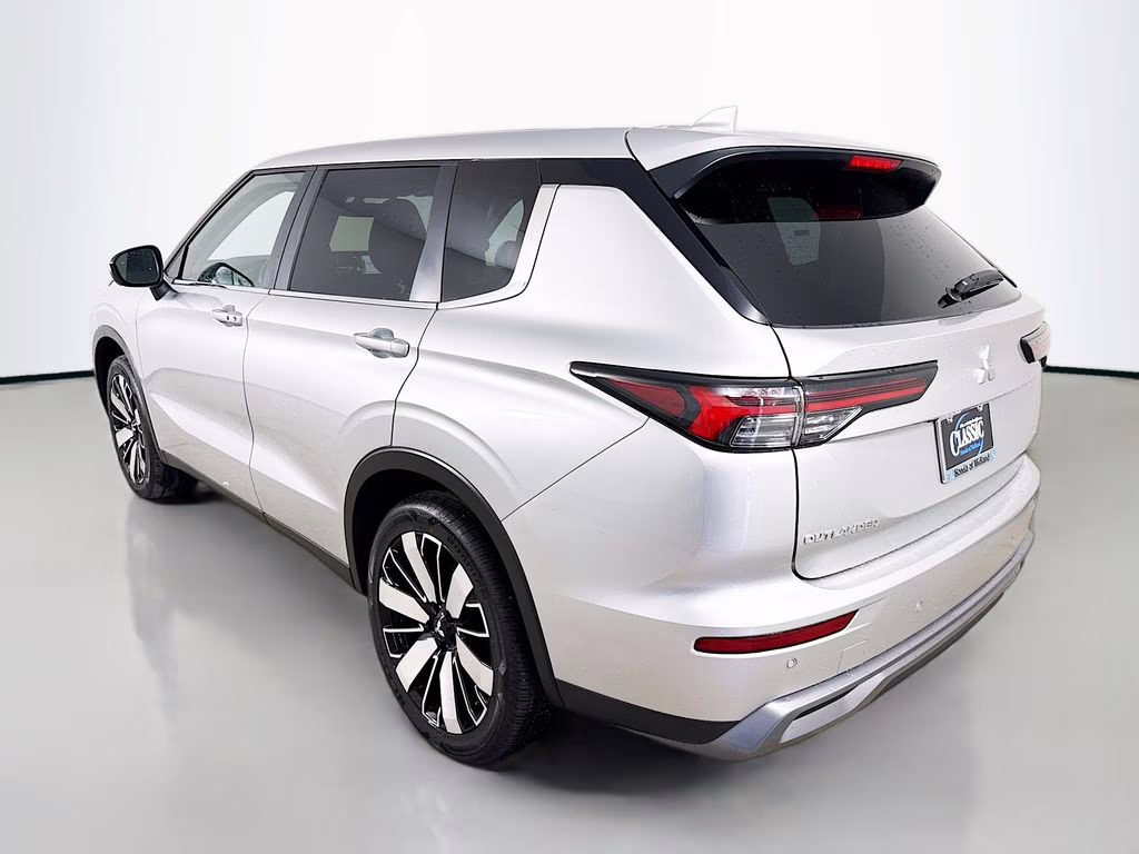 2025 Silver Mitsubishi Outlander SE AWD SUV