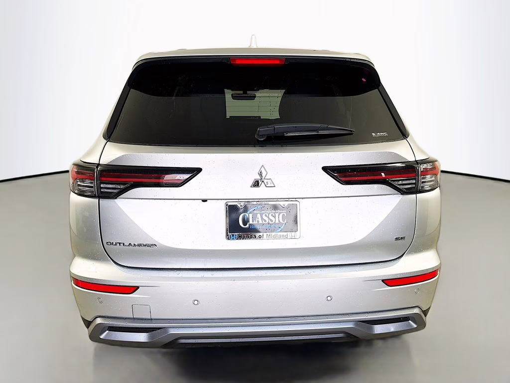 2025 Silver Mitsubishi Outlander SE AWD SUV