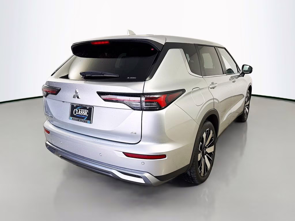 2025 Silver Mitsubishi Outlander SE AWD SUV