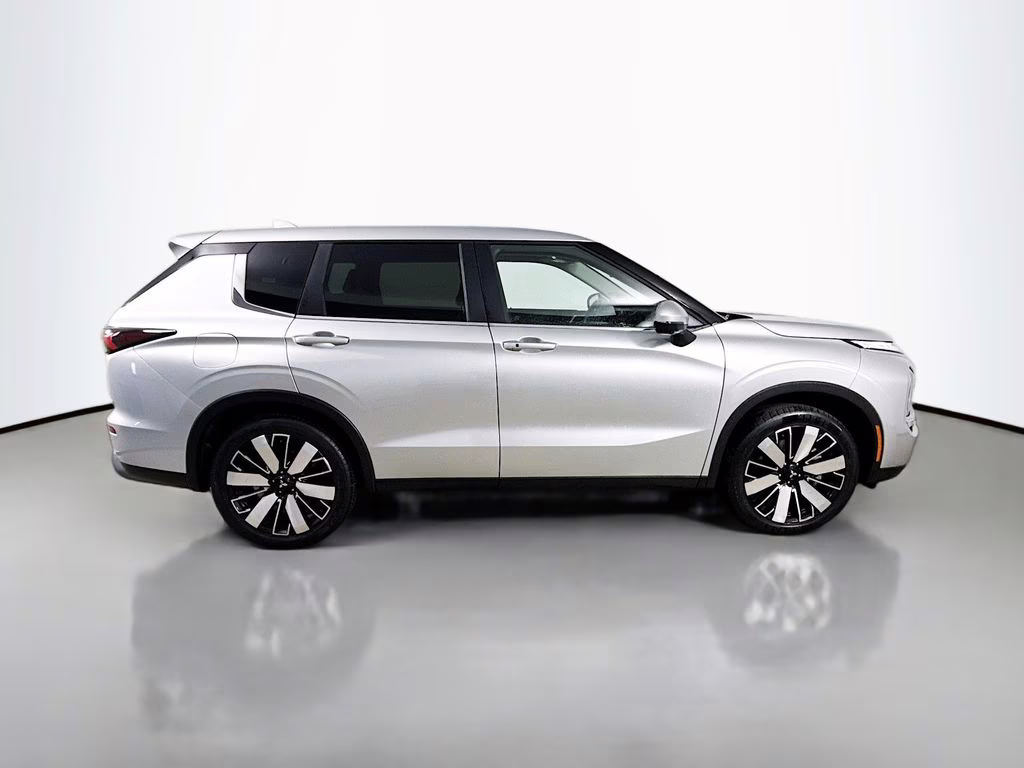 2025 Silver Mitsubishi Outlander SE AWD SUV