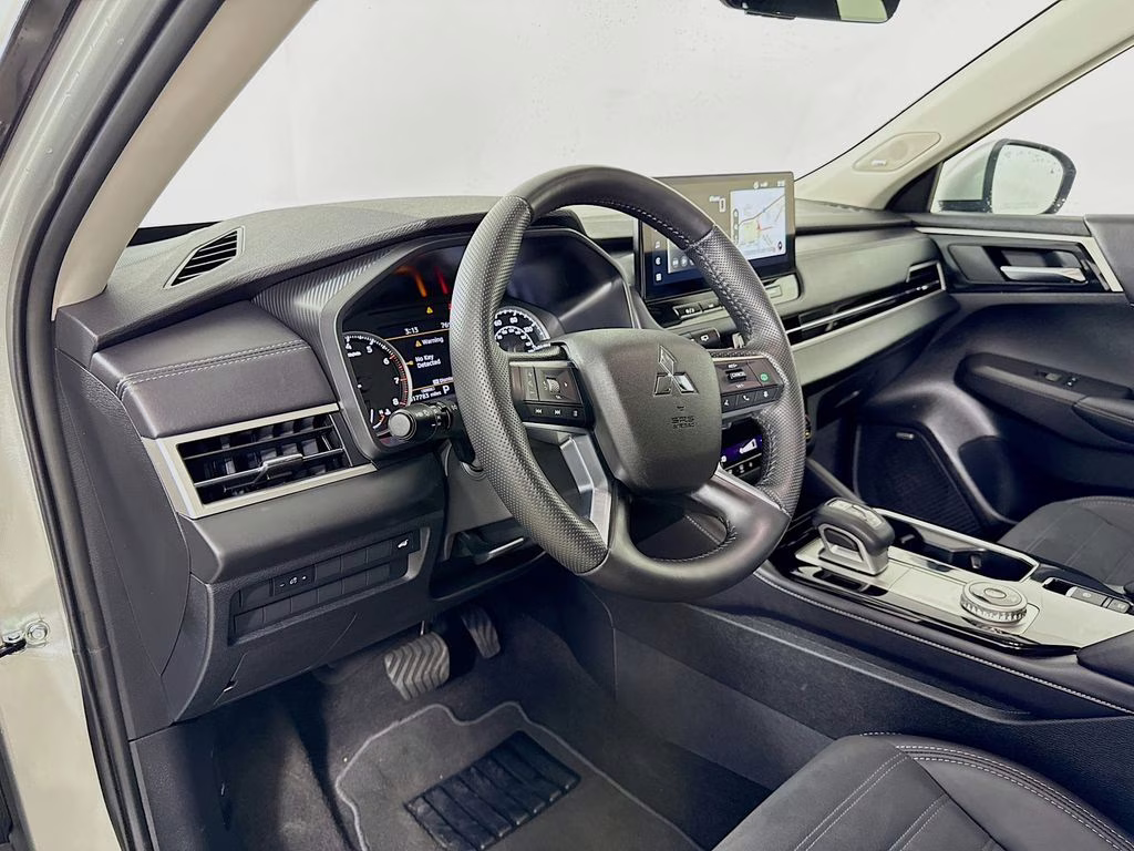 2025 Silver Mitsubishi Outlander SE AWD SUV