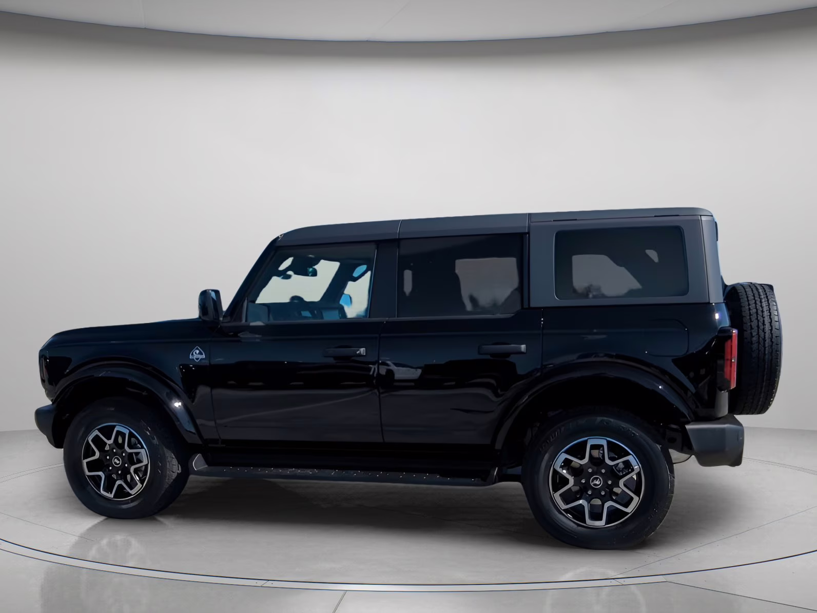2026 Shadow Black Ford Bronco Outer Banks 4X4 Convertible